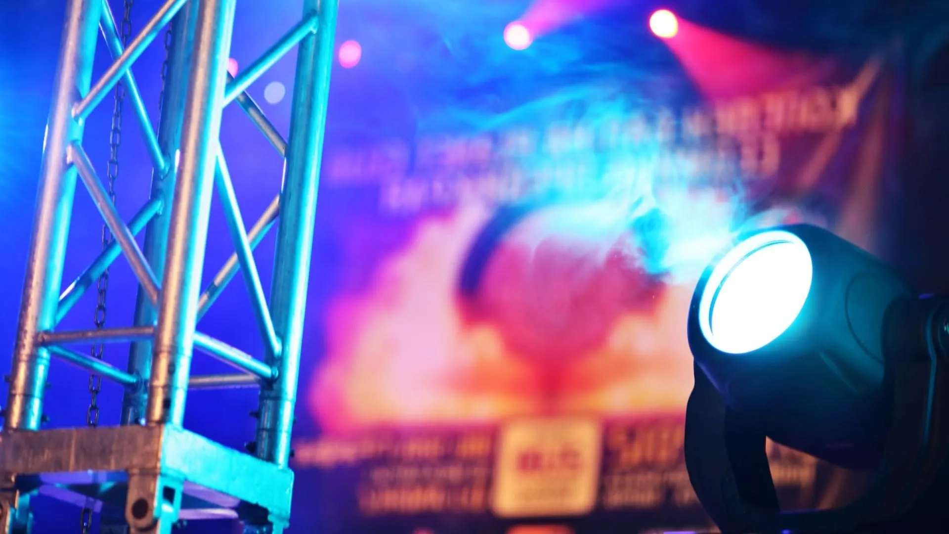 Moving head spot op een truss tijdens een event van MD Lights