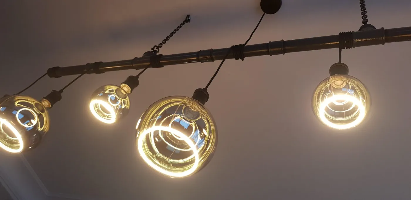 Luster op maat met gloeilampen